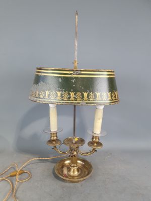 une photo d'une lampe de table surmontée d'un abat-jour vert