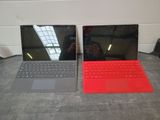 deux ordinateurs portables posés côte à côte sur une table