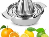 une image représentant un presse-agrumes avec des oranges et des citrons verts