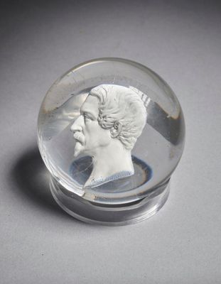 une boule de verre renfermant le buste d'un homme