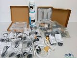 une image représentant une boîte contenant divers appareils électroniques et câbles