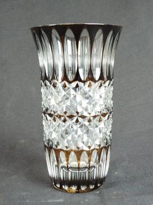 un vase en verre contenant beaucoup de cristal