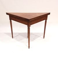 Table genre "mouchoir", de forme triangulaire, en bois de pl…
