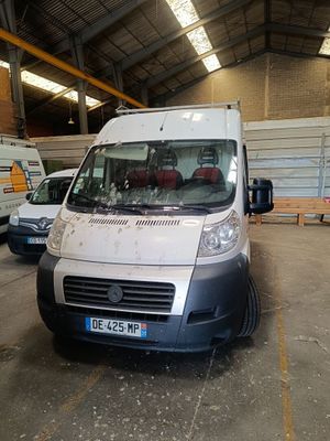 une camionnette blanche garée dans un garage