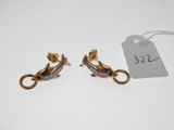 deux paires de boucles d'oreilles en or et diamants sur fond blanc