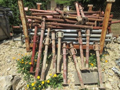 un tas de vieux tuyaux rouillés et d'outils par terre