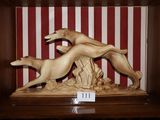 une statue représentant un chien et un chat, dans une boîte en bois