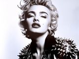 Marilyn Monroe sur une photo en noir et blanc, avec des pointes sur les épaules