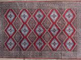 un tapis rouge et bleu sur un plancher en bois