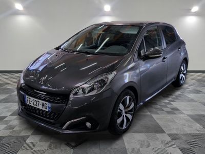 la voiture grise est garée sur un sol en damier dans le garage