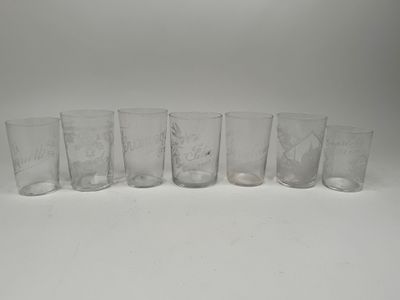 un lot de six verres à eau en verre gravé