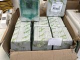 plusieurs boîtes de savon posées sur une table dans une pièce