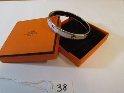 une boîte orange contenant une bague, posée sur une table