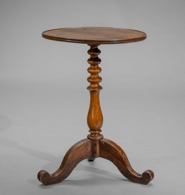 une petite table avec un plateau et un piètement en bois