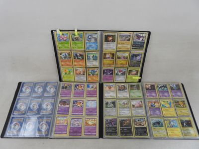 une pile de cartes pokemon posées les unes sur les autres