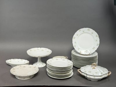 de nombreuses assiettes et bols empilés les uns sur les autres