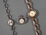 deux montres et une chaîne posées sur la table