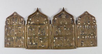 trois tentures murales en métal doré aux motifs ouvragés accrochées à un mur blanc