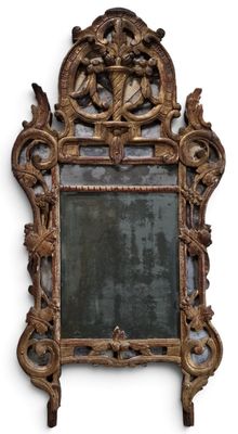 un miroir accroché au mur de la pièce