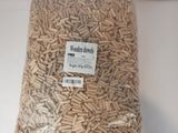 un sac de copeaux de bois posé sur une table