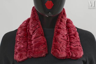 une tête de mannequin coiffée d'un foulard rouge
