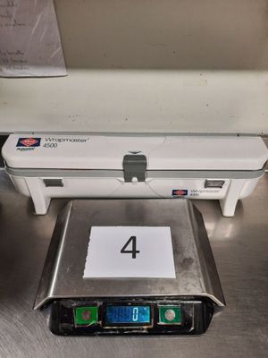 une image représentant une balance posée sur une table en métal