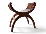 La chaise est en bois et possède une assise incurvée.