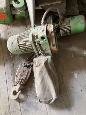 une machine posée par terre à côté d'un sac