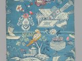 une image représentant un tissu bleu orné d'un motif composé d'oiseaux, de fleurs et d'autres éléments