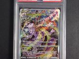 gros plan d'une carte pokemon sur une surface noire