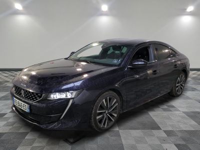 la voiture bleue est garée sur un sol en damier dans le garage