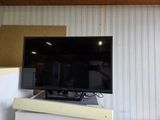 une télévision à écran plat posée sur un meuble blanc