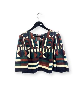 une veste pour femme avec un motif géométrique sur les épaules