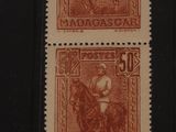 deux timbres sur lesquels figure l'image d'un homme à cheval