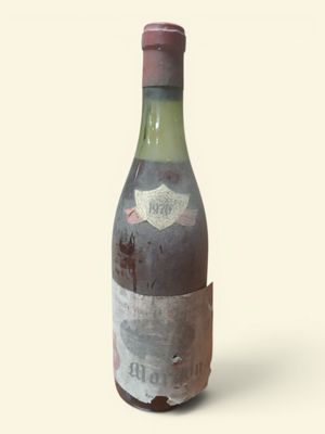 une bouteille de vin posée sur une table