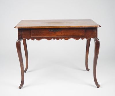 une petite table en bois avec un tiroir en dessous