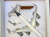 une maquette d'avion dans une boîte posée sur une table