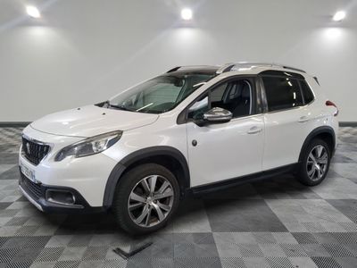 la voiture blanche est garée dans le garage sur un sol en damier