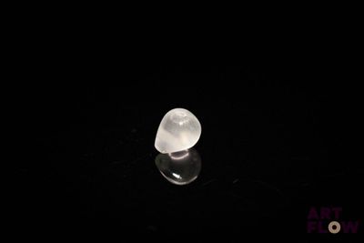 un gros plan d'un quartz blanc sur une surface noire