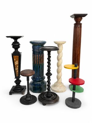 tout un tas de bougies de toutes sortes posées sur la table