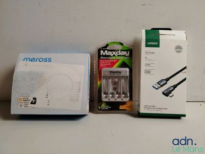 une boîte de piles et un chargeur posés sur une table