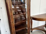 une petite table et une armoire dans un coin de la pièce