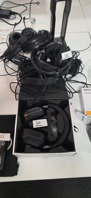 tout un tas d'appareils électroniques posés sur la table