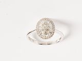 un gros plan d'une bague en or blanc sertie d'un diamant au centre
