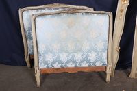 Lit une place de style Louis XV, comprenant une tête de lit,… (photo 2)