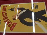 une affiche représentant un homme en smoking, exposée