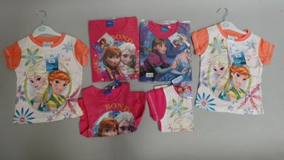 plusieurs t-shirts pour enfants à l'effigie des princesses de « La Reine des neiges » accrochés à un mur