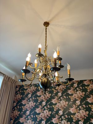 un lustre suspendu au plafond d'une pièce
