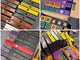 Plusieurs boîtes de chocolats sont empilées les unes sur les autres