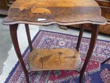 une table en bois surmontée d'une étagère, posée sur un tapis